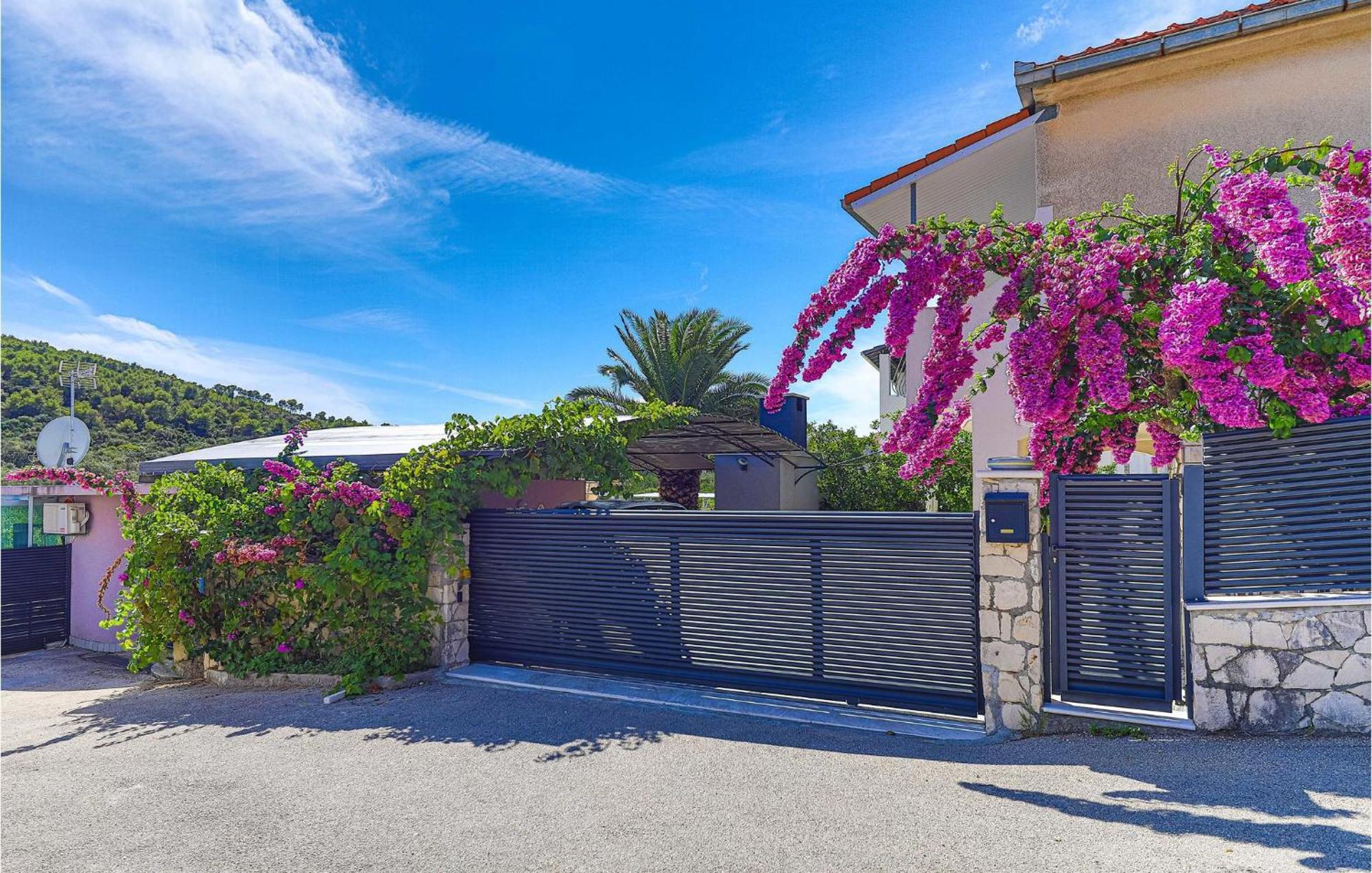 5 Bedroom Cozy Home In Okrug Donji Donji Okrug (Ciovo) Exterior foto