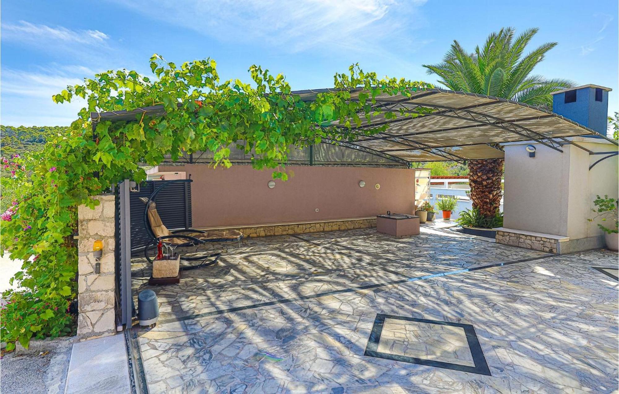5 Bedroom Cozy Home In Okrug Donji Donji Okrug (Ciovo) Exterior foto