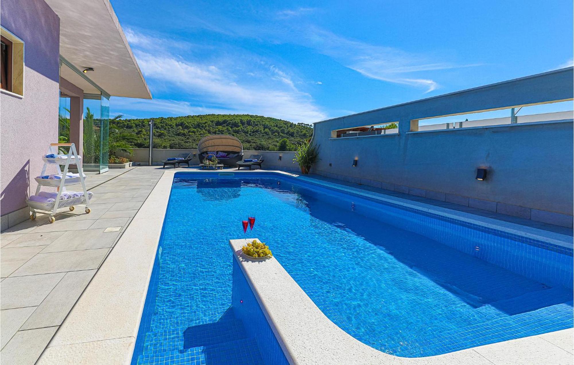 5 Bedroom Cozy Home In Okrug Donji Donji Okrug (Ciovo) Exterior foto
