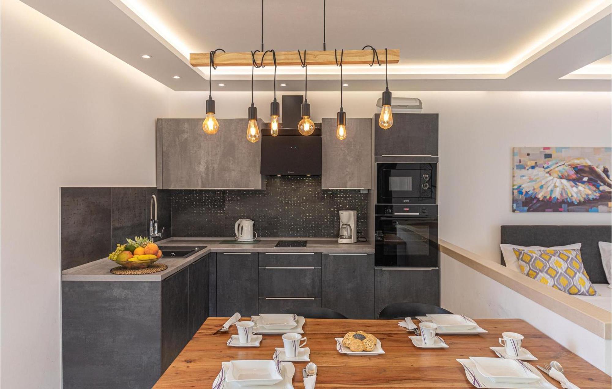 5 Bedroom Cozy Home In Okrug Donji Donji Okrug (Ciovo) Exterior foto