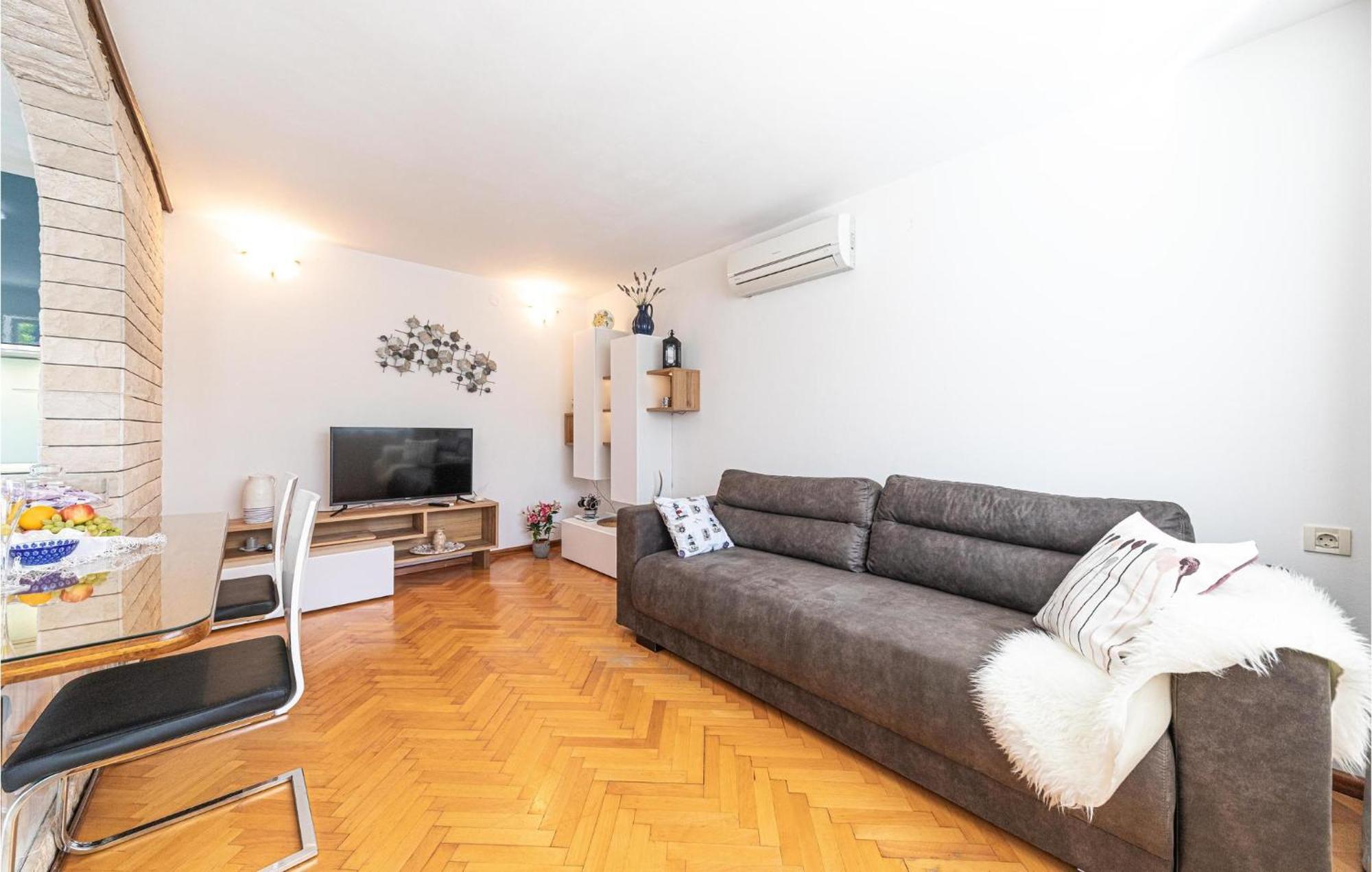 5 Bedroom Cozy Home In Okrug Donji Donji Okrug (Ciovo) Exterior foto