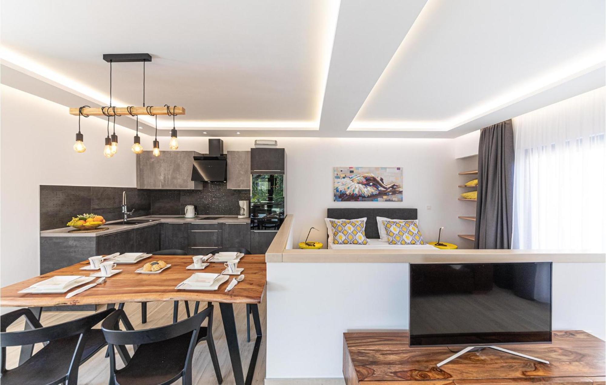5 Bedroom Cozy Home In Okrug Donji Donji Okrug (Ciovo) Exterior foto