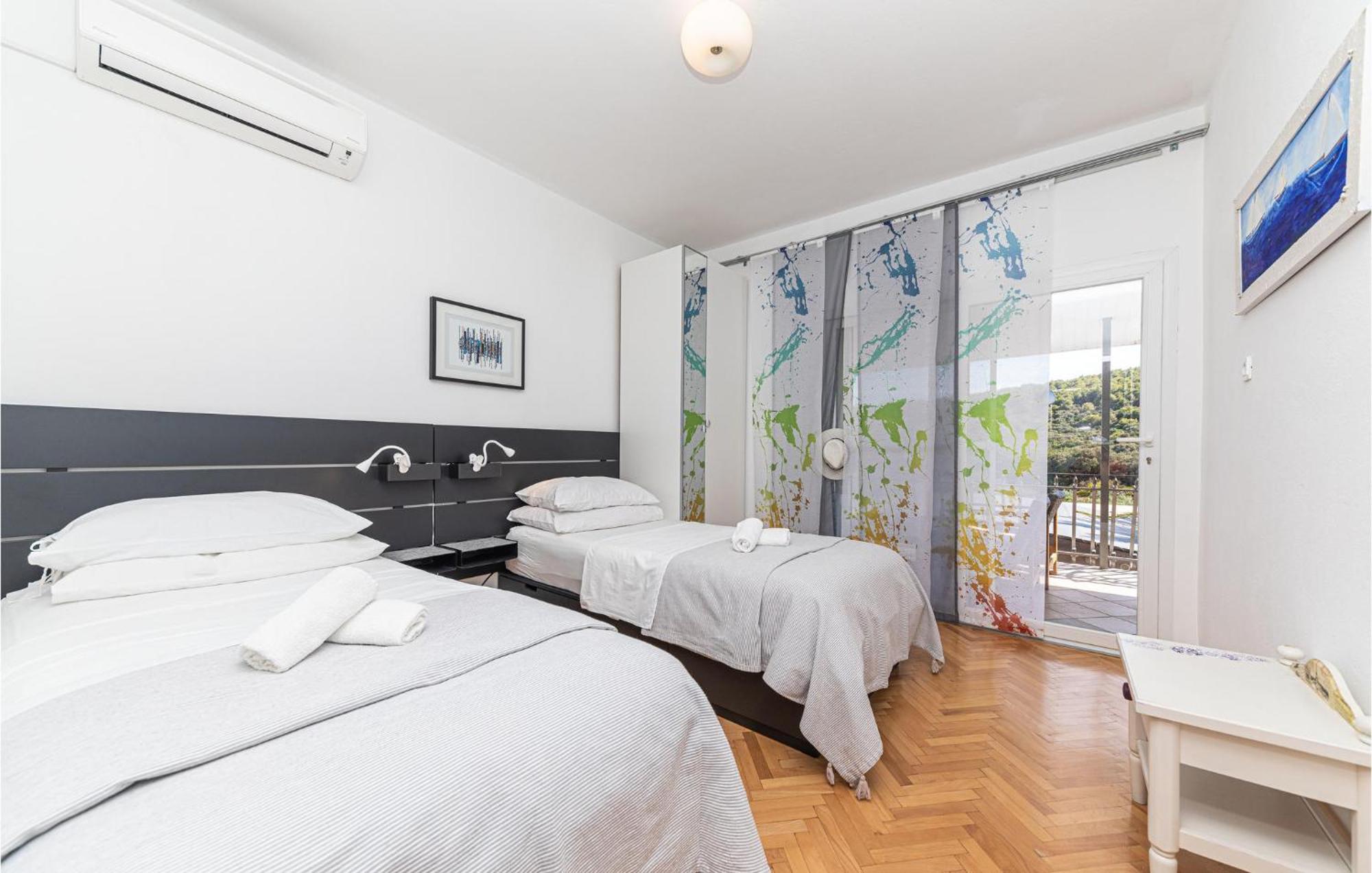 5 Bedroom Cozy Home In Okrug Donji Donji Okrug (Ciovo) Exterior foto