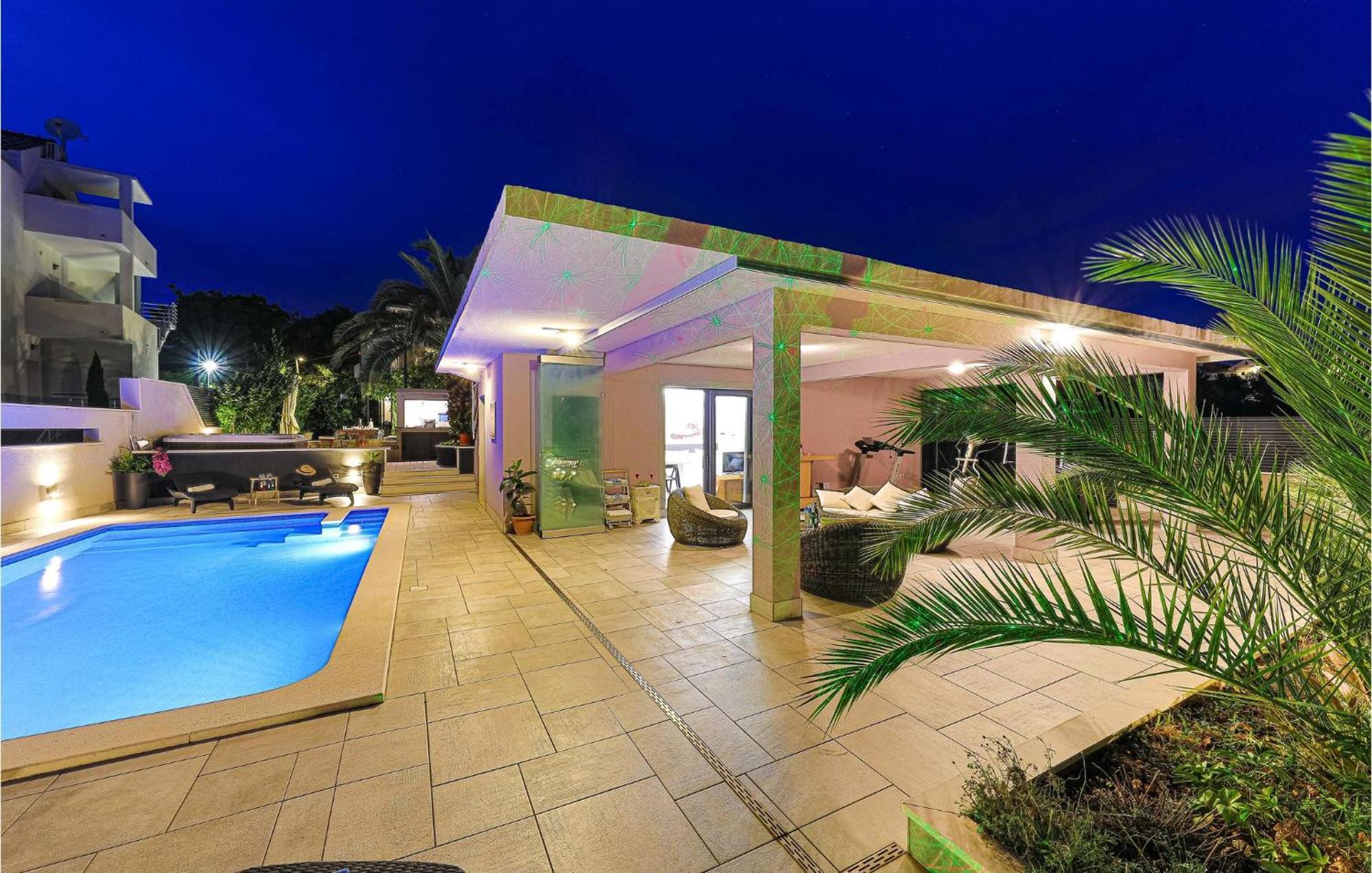 5 Bedroom Cozy Home In Okrug Donji Donji Okrug (Ciovo) Exterior foto