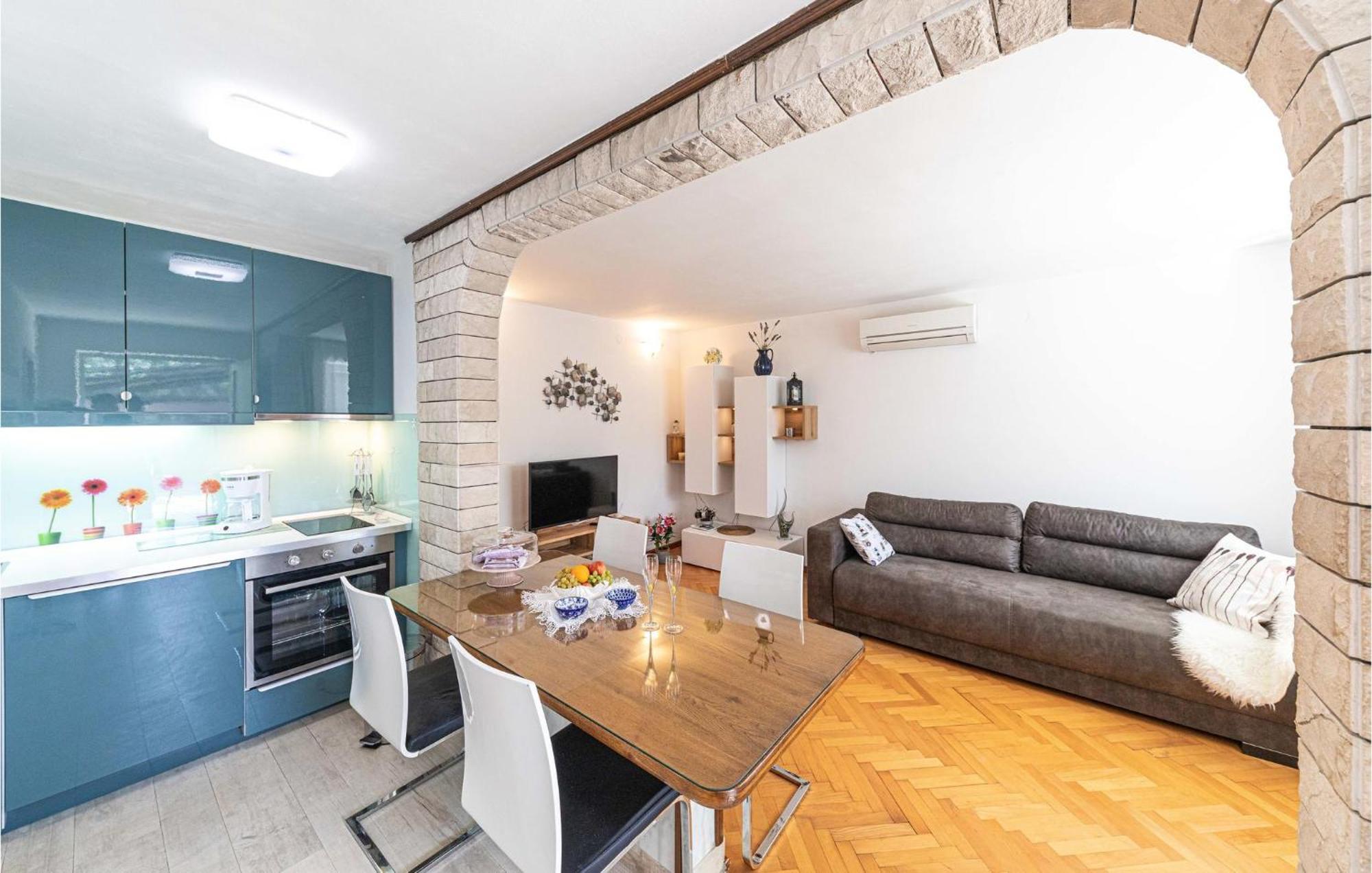 5 Bedroom Cozy Home In Okrug Donji Donji Okrug (Ciovo) Exterior foto