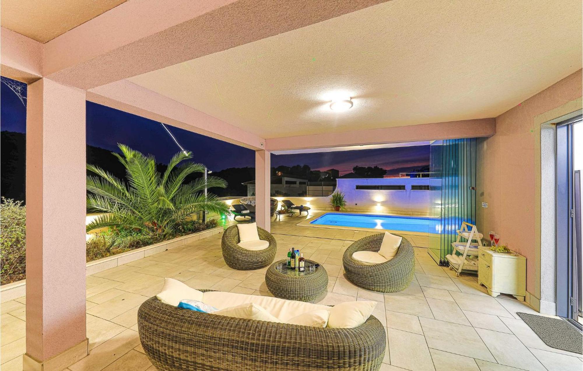 5 Bedroom Cozy Home In Okrug Donji Donji Okrug (Ciovo) Exterior foto